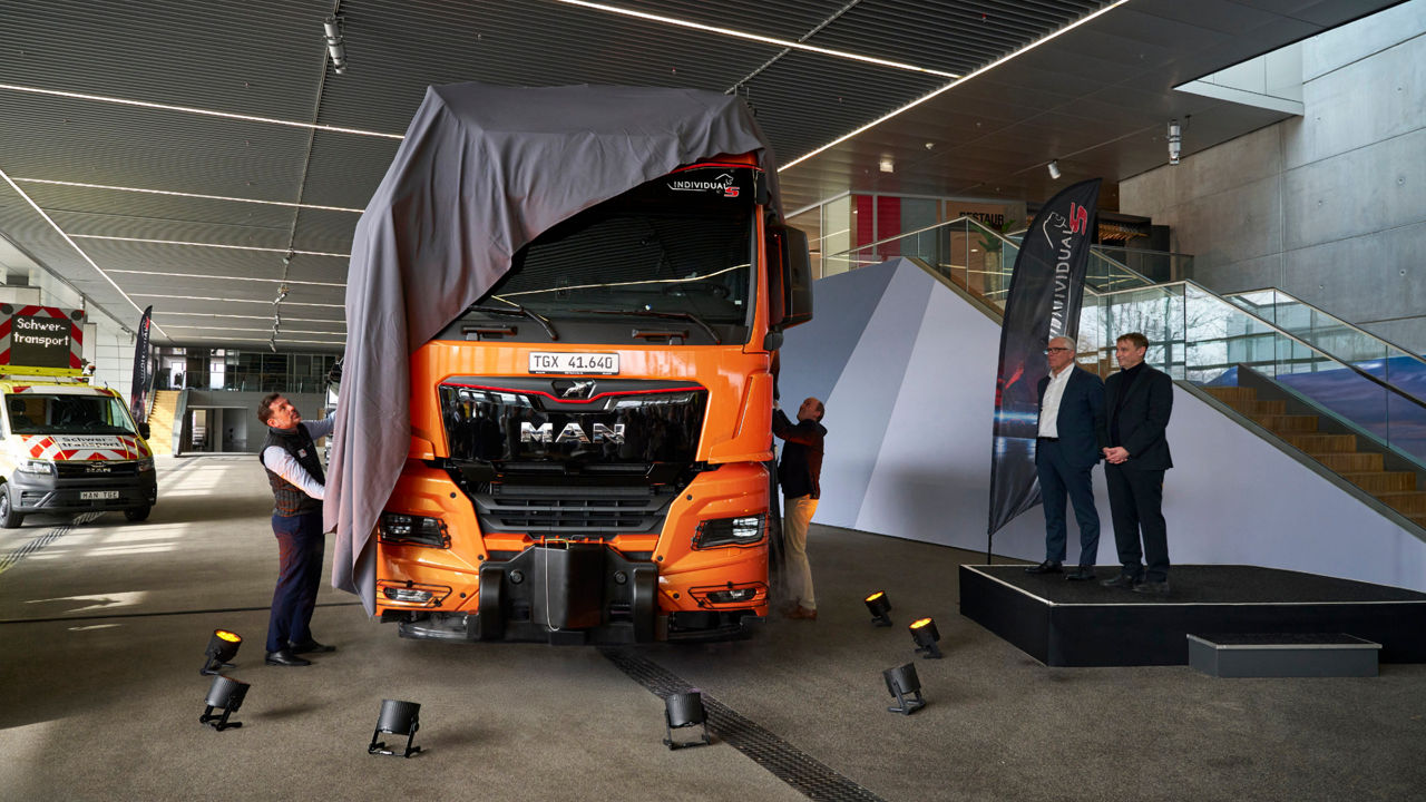 Camião de grande porte MAN na oficina